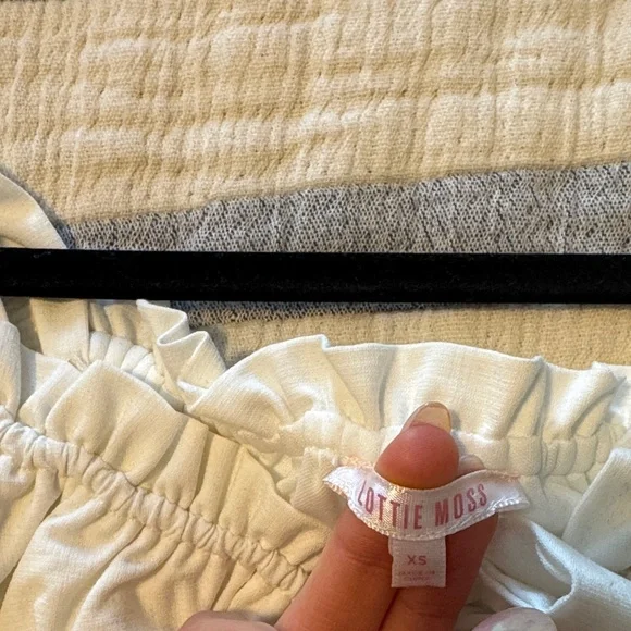 Chic White Ruffled Blouse - Picture 2 of 4